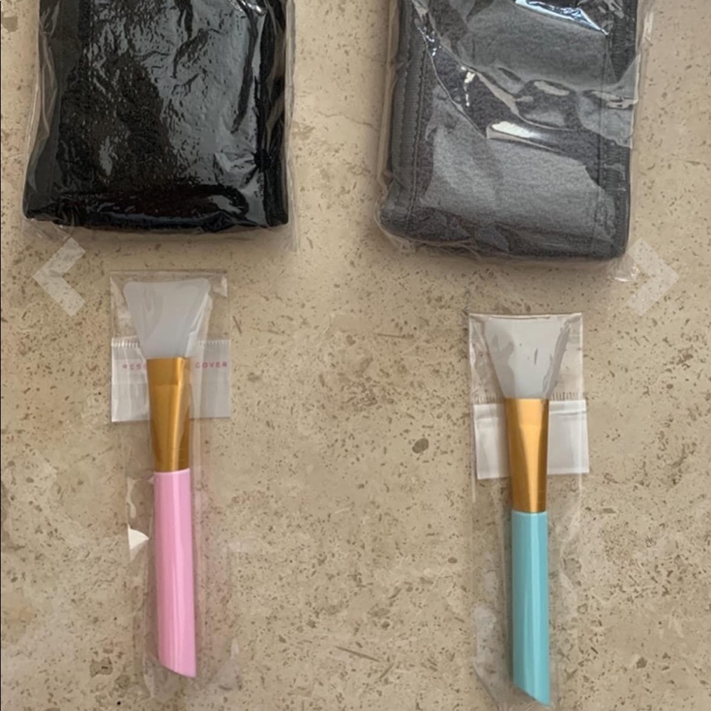 Two spa headbands and two Silicone mask applicator